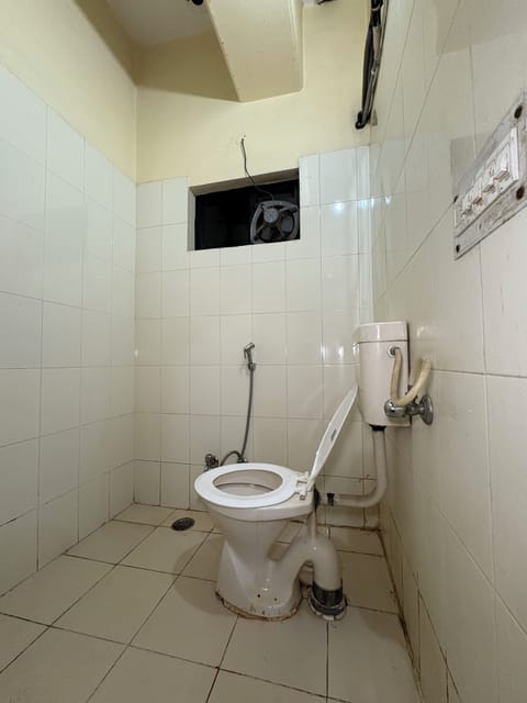 Deluxe Room | Bathroom | Shower, towels, soap, shampoo