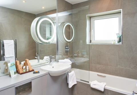 Combined shower/tub, deep soaking tub, free toiletries, hair dryer