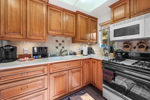 Full Kitchen - Full Kitchen with all of the essentials and Keurig, BBQ – Propane, Air Fryer, Rice Cooker, Blender,