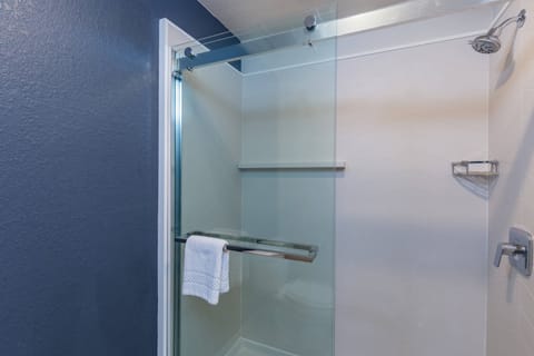 Combined shower/tub, free toiletries, hair dryer, towels