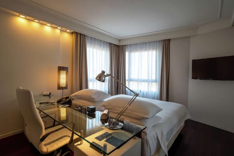 Deluxe Room, 1 King Bed, City View | Minibar, in-room safe, desk, soundproofing