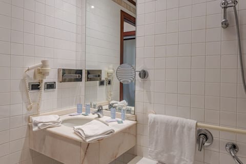 Classic Room, 1 Bedroom, Partial Sea View | Bathroom | Free toiletries, hair dryer, bathrobes, bidet