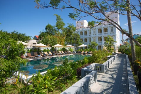 Outdoor pool, pool umbrellas, sun loungers