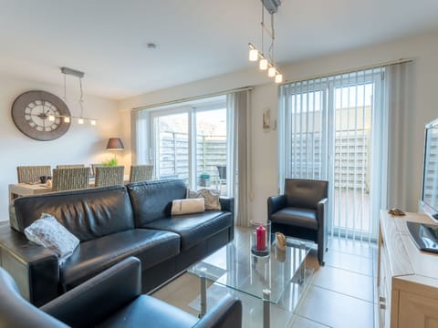 Interior Design, Ceiling, Apartment, Flooring, Furniture, Floor, Room, Lighting, Home, Couch