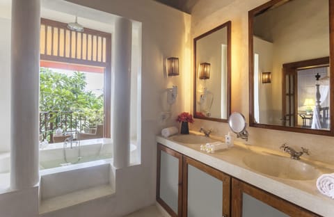 Deluxe Suite Sea View | Bathroom | Combined shower/tub, free toiletries, hair dryer, bathrobes