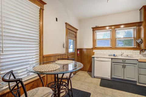 Eat in dining at the breakfast table