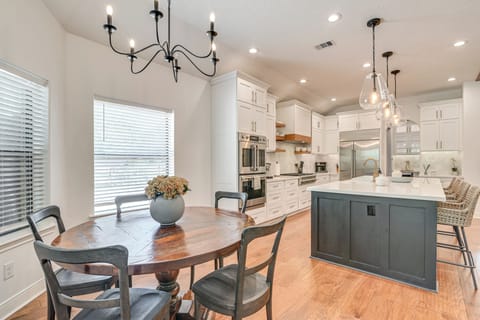 House (5 Bedrooms) | Interior