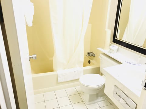 Combined shower/tub, free toiletries, hair dryer, towels