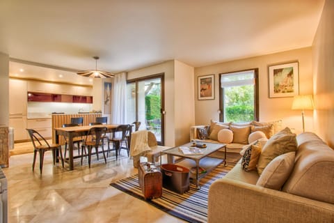 Salon donnant sur le jardin avec canapés et table basse