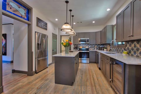 Full kitchen with stainless steel appliances - Shadewind at The Bend