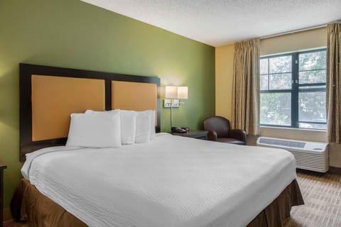 Standard Room, 1 King Bed, Non Smoking | Premium bedding, down comforters, pillowtop beds, desk