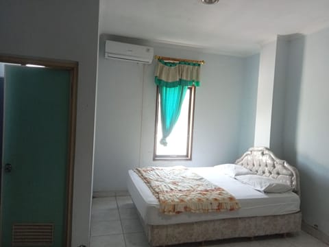 Family Single Room | Desk, laptop workspace