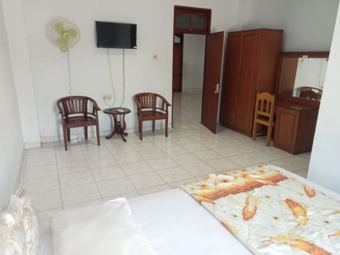 Family Single Room | Desk, laptop workspace