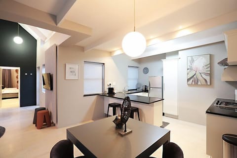 Deluxe Suite, Lagoon View | Private kitchen | Highchair