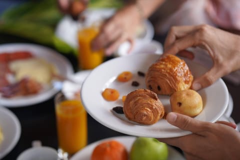 Daily continental breakfast (EUR 18 per person)