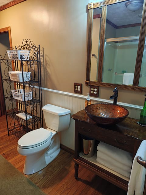 Basic House, Patio | Bathroom