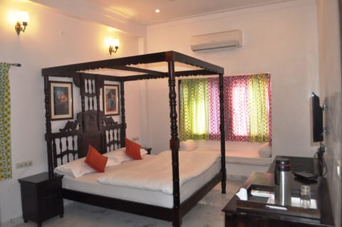 Deluxe Room | Living area | 32-inch flat-screen TV with cable channels, TV