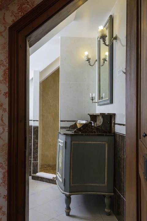 Suite | Premium bedding, minibar, desk, free cribs/infant beds