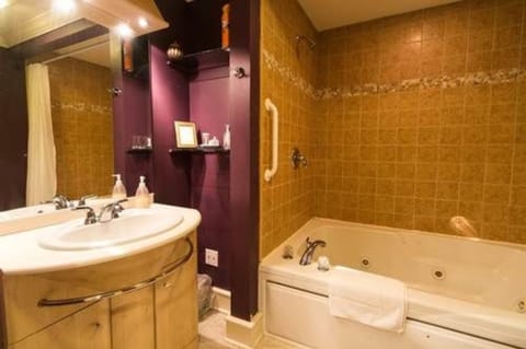 Suite, Non Smoking, Private Bathroom (Cottage or Suite) | Bathroom | Combined shower/tub, jetted tub, free toiletries, hair dryer