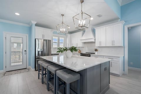 Sandarosa Kitchen Island with Dining Space