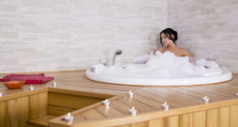 Indoor spa tub