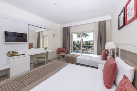 Premium bedding, free minibar, in-room safe, desk