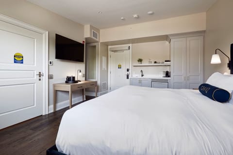 Signature Deluxe King Accessible | Pillowtop beds, in-room safe, desk, laptop workspace