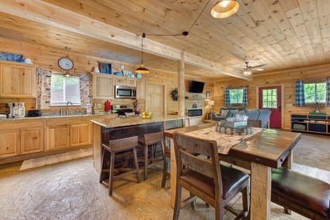 Maple Valley Farm House's kitchen and dining area