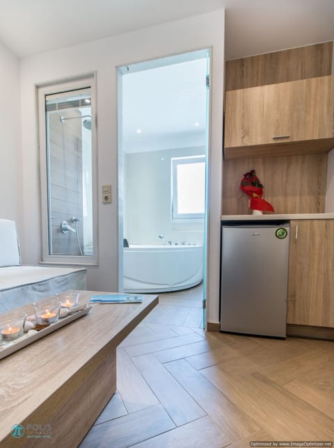 Superior Suite, Jetted Tub | Bathroom | Shower, hydromassage showerhead, designer toiletries, hair dryer