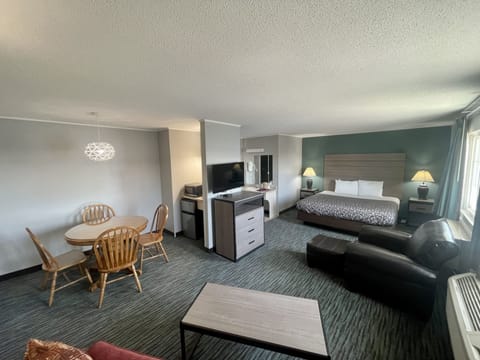 Studio Suite, 1 King Bed, Non Smoking, Hot Tub | Living area | 50-inch LED TV with cable channels, TV