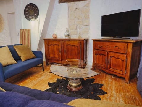  Deux canapés confortables sont à disposition, ainsi qu’une télévision avec un bouquet complet de chaînes.