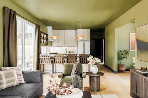 Modern fully stocked kitchen