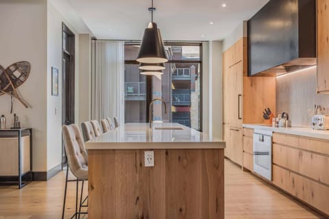 17_84_CARRIAGE_WAY_704E017