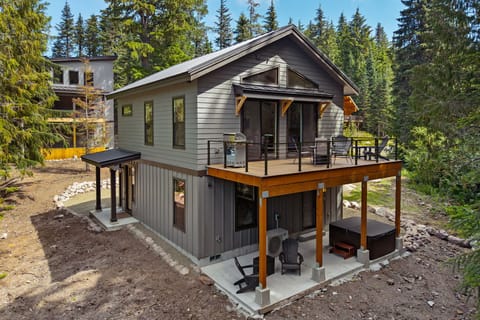 Thinking your next escape needs an epic front door? We've got you covered. From the striking architecture to the stunning forest setting, this is the mountain home you've been searching for.