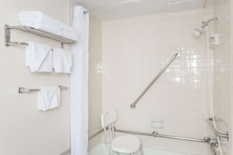 Combined shower/tub, free toiletries, hair dryer, towels