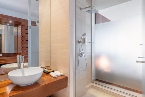 Junior Room, Sea View | Bathroom | Rainfall showerhead, eco-friendly toiletries, hair dryer, bathrobes