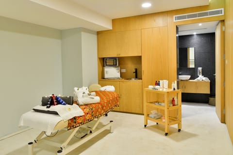 Couples treatment rooms, sauna, hot tub, steam room, body treatments