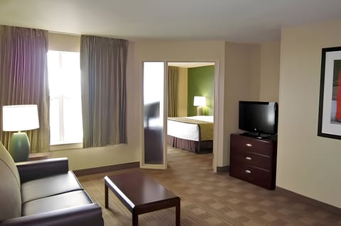 Studio Suite | Living room | 32-inch flat-screen TV with cable channels, TV