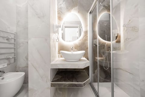 Comfort e Stile - 2 | Bathroom | Shower, hair dryer, towels, soap