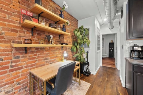 Condo, 1 Queen Bed, Kitchen, City View (Short North Lounge) | Interior