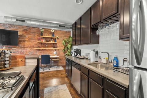 Condo, 1 Queen Bed, Kitchen, City View (Short North Lounge) | Private kitchen | Fridge, microwave, oven, stovetop