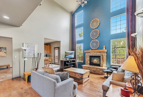 Living room 1: Main floor, gas fireplace, Smart TV, wood floors, seating for 6