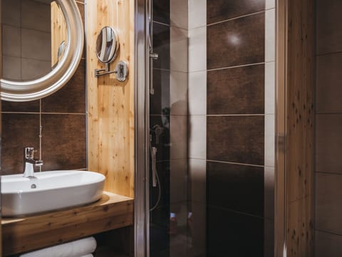 Comfort Double Room, 1 Bedroom, Balcony, Mountain View | Bathroom | Hair dryer, towels, soap, shampoo