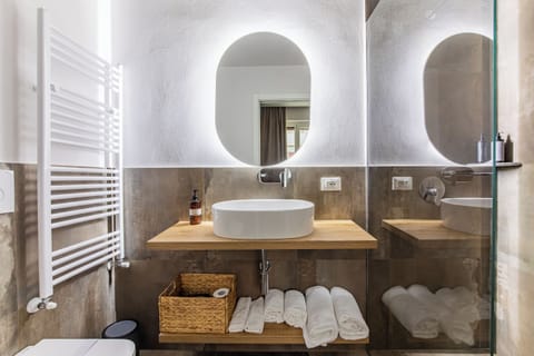 Deluxe Double Room, City View | Bathroom | Shower, rainfall showerhead, free toiletries, hair dryer