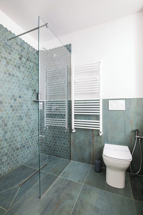 Deluxe Double Room, Balcony, City View | Bathroom | Shower, rainfall showerhead, free toiletries, hair dryer