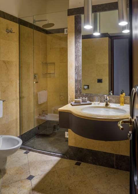 Classic Double Room Single Use | Bathroom | Free toiletries, hair dryer, bidet, towels