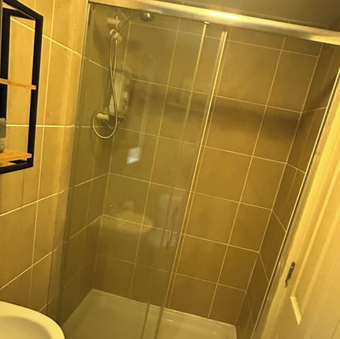 Deluxe Apartment | Bathroom