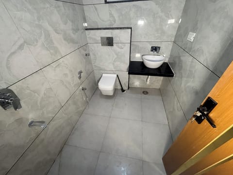 Executive Double Room | Bathroom | Shower, towels, soap, shampoo