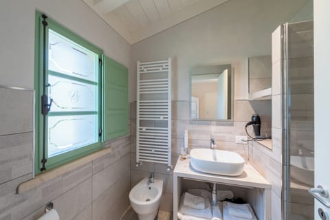 Standard Suite PEPERONCINO | Bathroom | Shower, free toiletries, hair dryer, towels