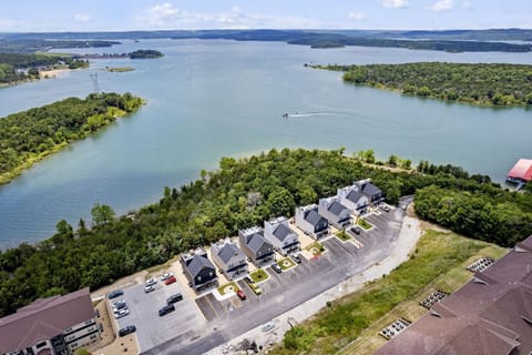 Experience the best of Table Rock Lake and the Branson area from this stunning lakefront property. 🌊🏡